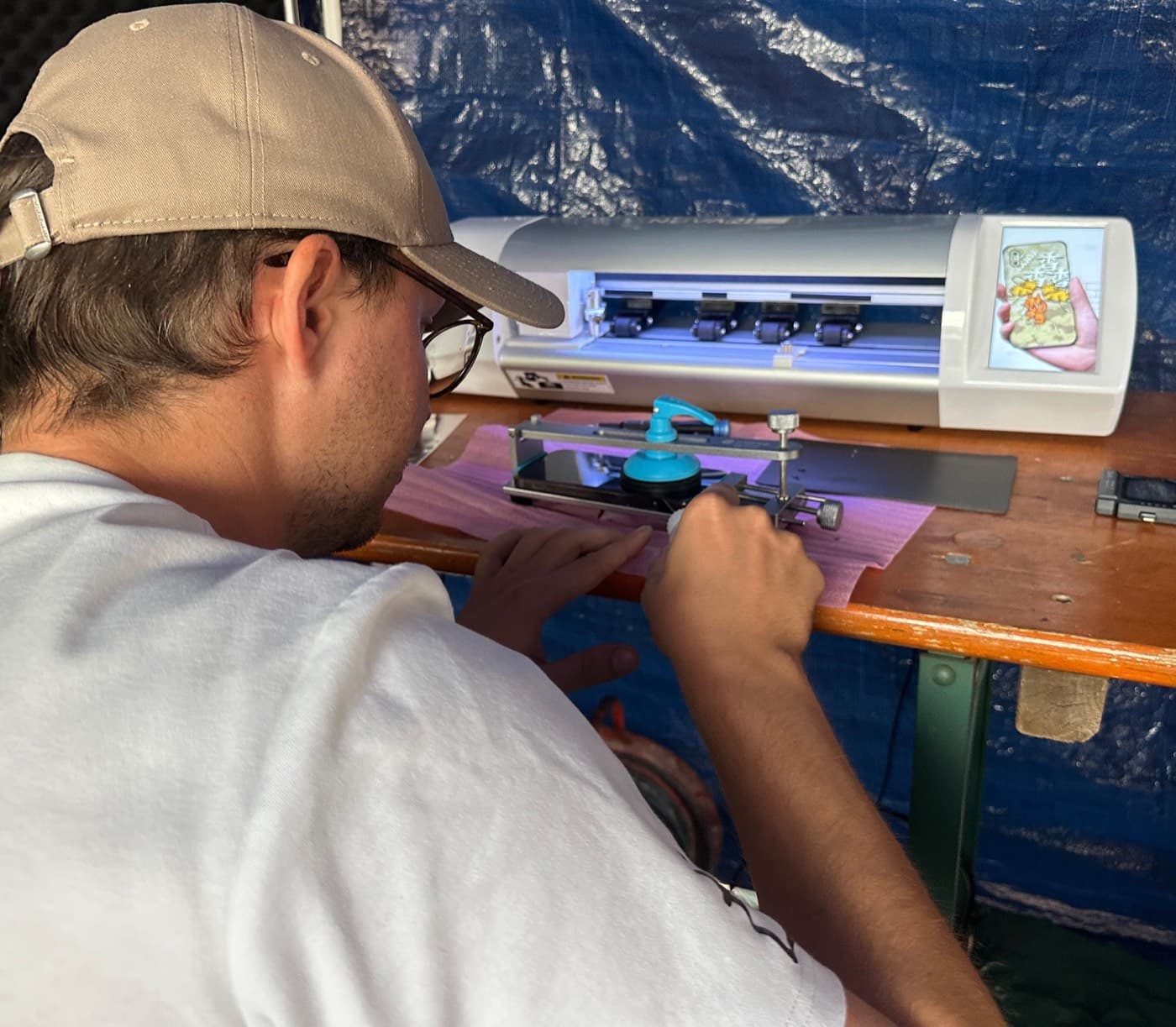 Daniel Stocks repariert ein Smartphone am Stand von Sticks and Fix